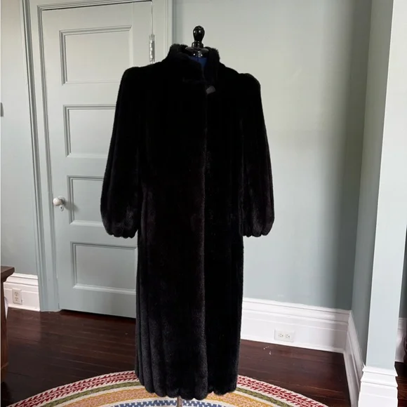 Elegant Black Fur Coat - Picture 4 of 7